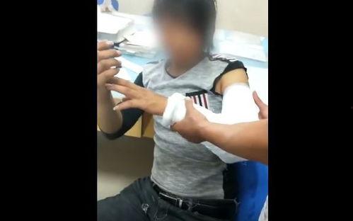 男子在停车场吃瓜视频播放,意外走红网络