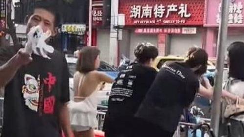 男子在停车场吃瓜视频播放,意外走红网络