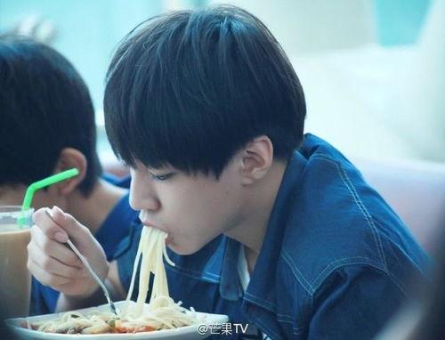 鹿晗吃瓜王俊凯视频,一场吃瓜视频的欢乐盛宴