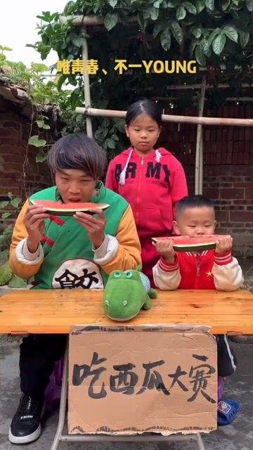 快速吃瓜的搞笑视频,快速吃瓜视频，笑到肚子疼！