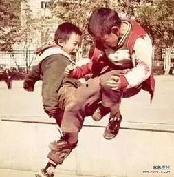 两小孩打架奶奶吃瓜视频,吃瓜群众视角下的童年冲突