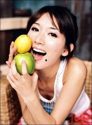 美女吃刺角瓜视频,美女挑战刺角瓜，口感与颜值并存
