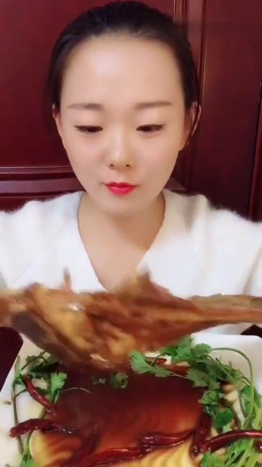 美女吃刺角瓜视频,美女挑战刺角瓜，口感与颜值并存