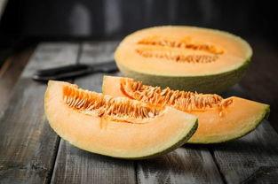 蜜瓜变味还可以吃吗视频,蜜瓜变味后仍可食用？揭秘食品安全与应急处理